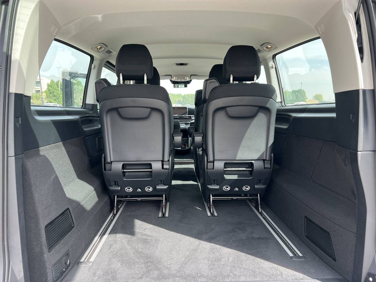 Mercedes V300 — interior captain seats